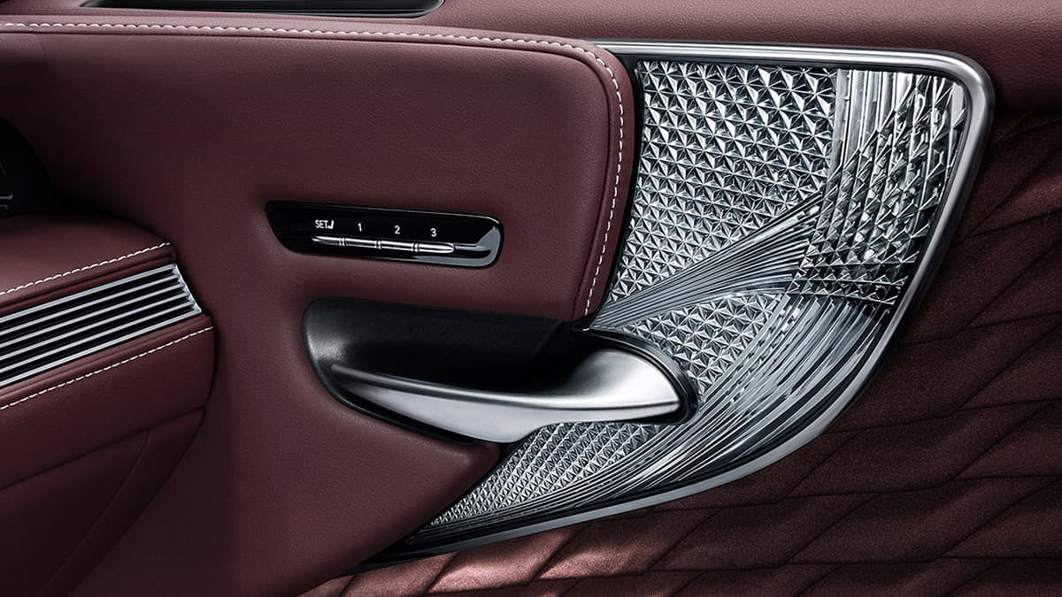 KIRIKO GLASS ORNAMENTATION