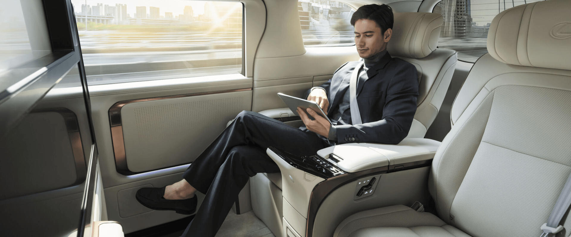 Lexus LM 350h 4-Seater Ultra Luxury Gallery Images